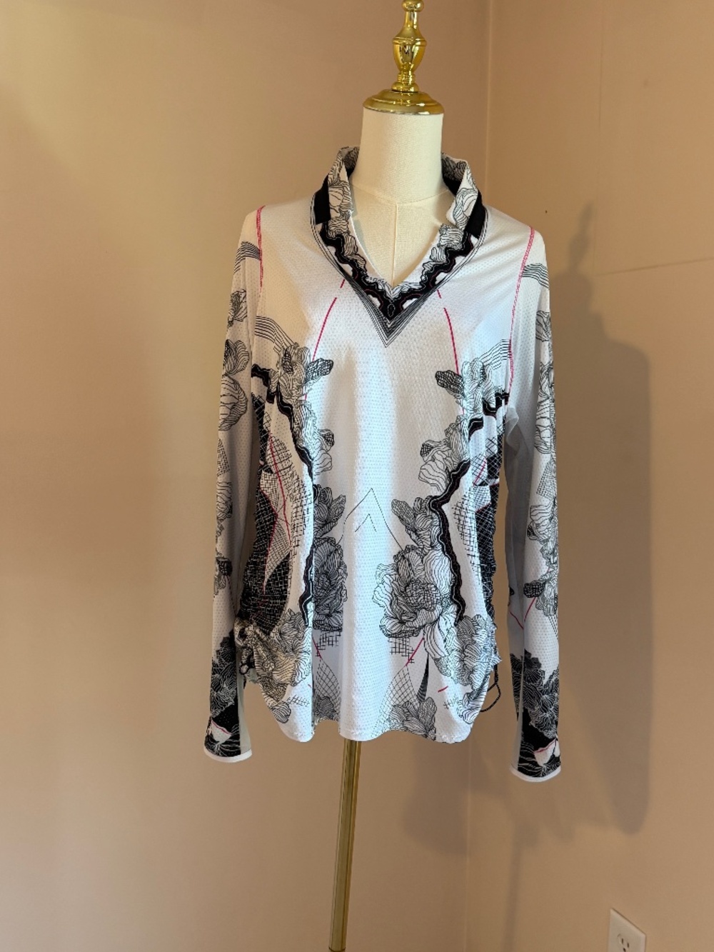 Lucky in Love Pullover Shirt Black & White Botanical/Geometric Design Size L /12